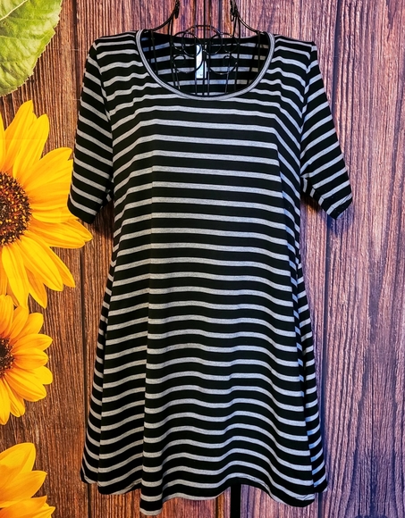 LuLaRoe High-Low Short Sleeve Top - Picture 2 of 5